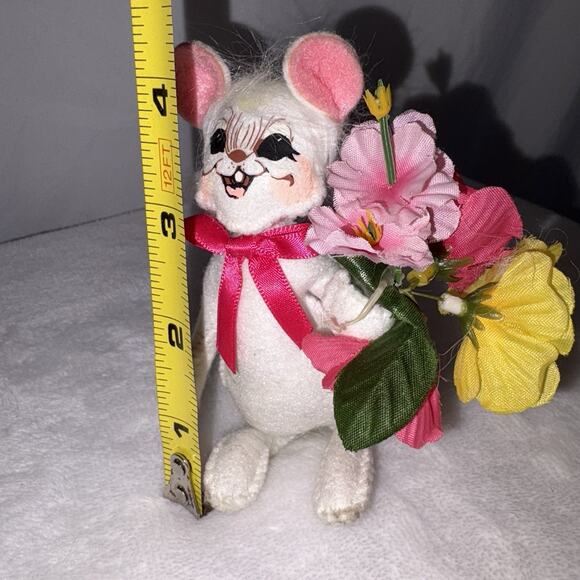 Annalee White 5" Mouse w/ long tail, holding Spring Flowers 2013 Easter EUC - Picture 7 of 7